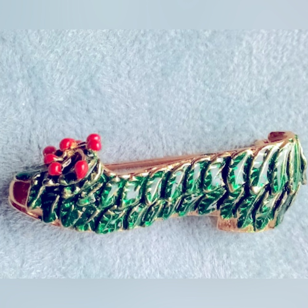 Vintage Metropolitan Museum of Art shoe pin Holly enamel green & Red Berries 2”